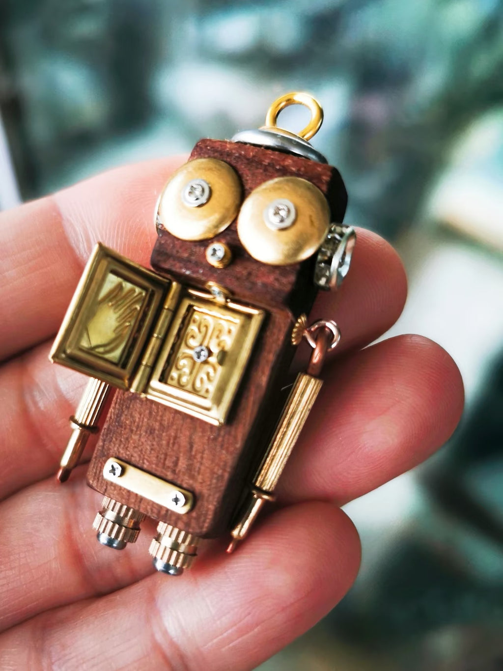 Atlas – Golden Palm & Wide Eyes Single-Sided Steampunk Robot Charm