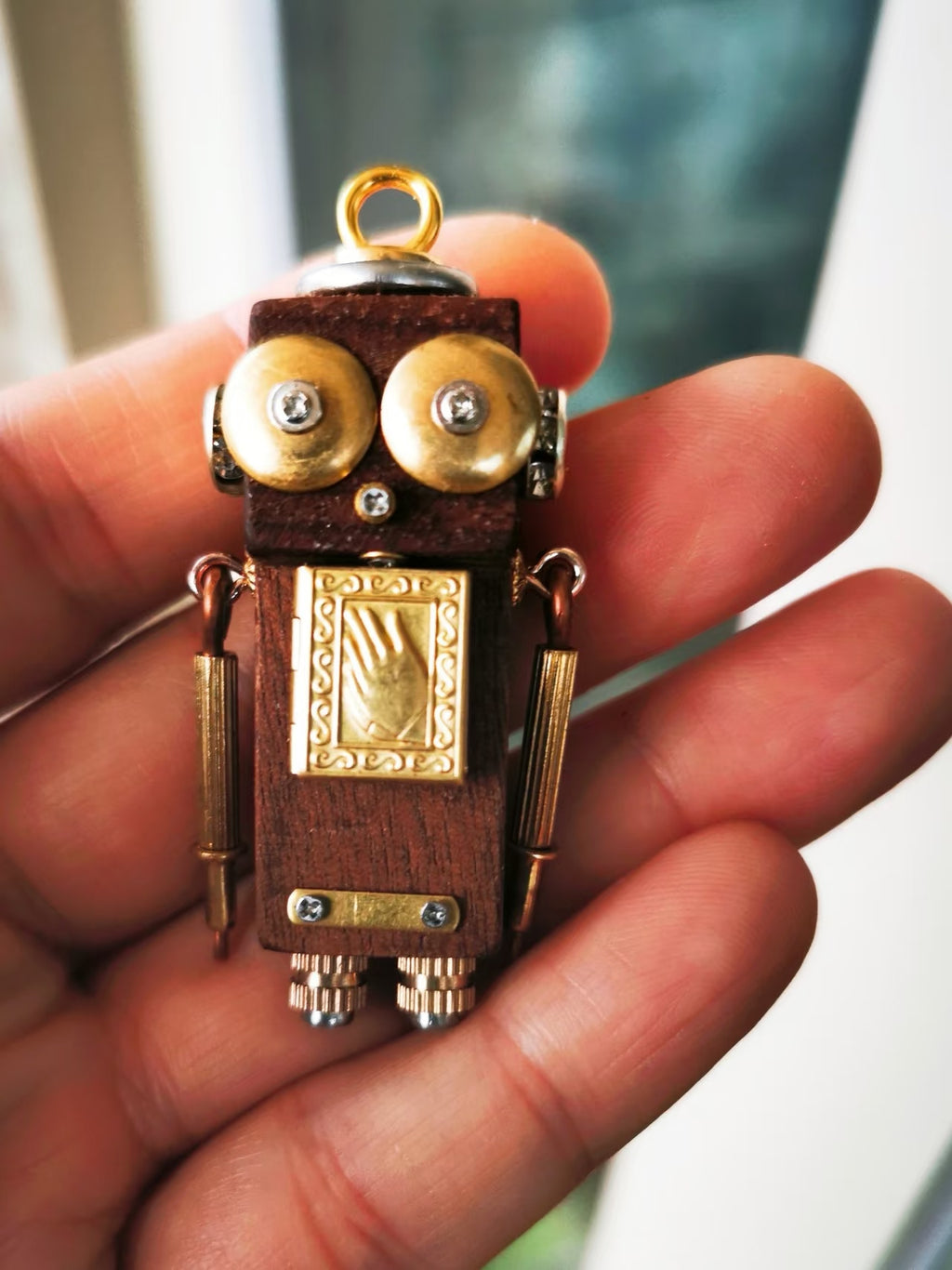 Atlas – Golden Palm & Wide Eyes Single-Sided Steampunk Robot Charm