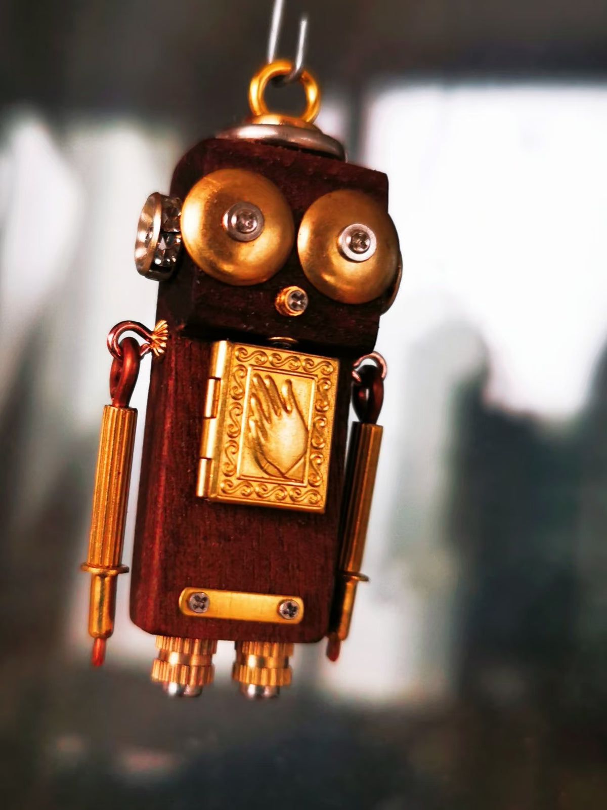 Atlas – Golden Palm & Wide Eyes Single-Sided Steampunk Robot Charm