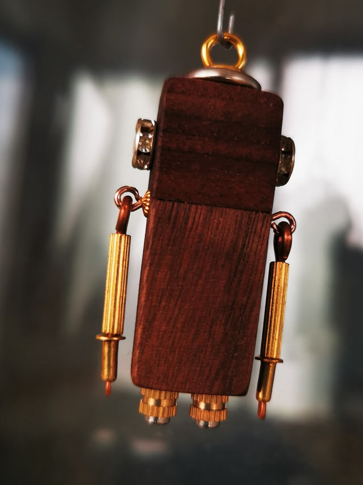 Atlas – Golden Palm & Wide Eyes Single-Sided Steampunk Robot Charm