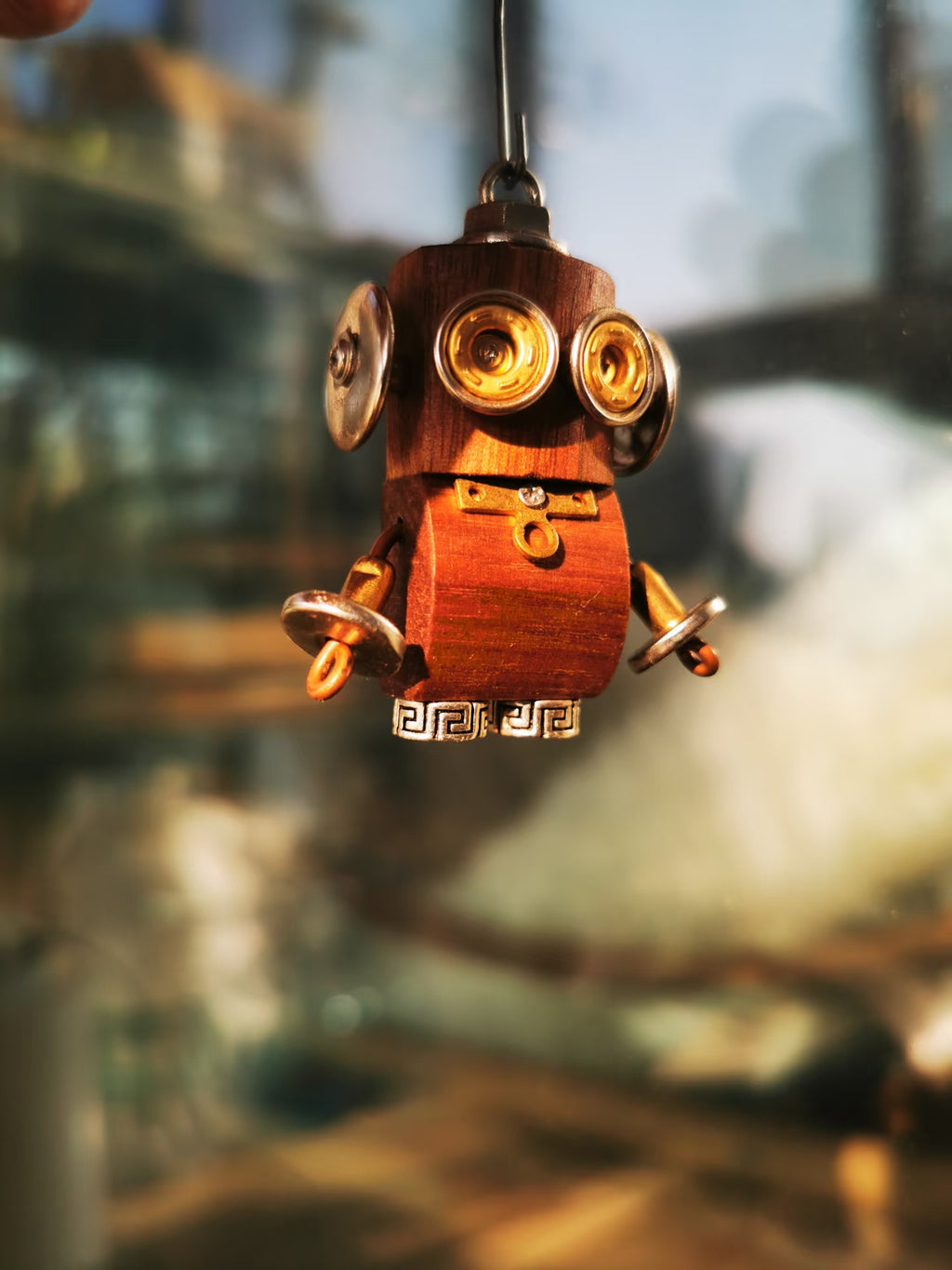 Rolo – Brass Disc Eyes & Ring Emblem Single-Sided Steampunk Robot Charm