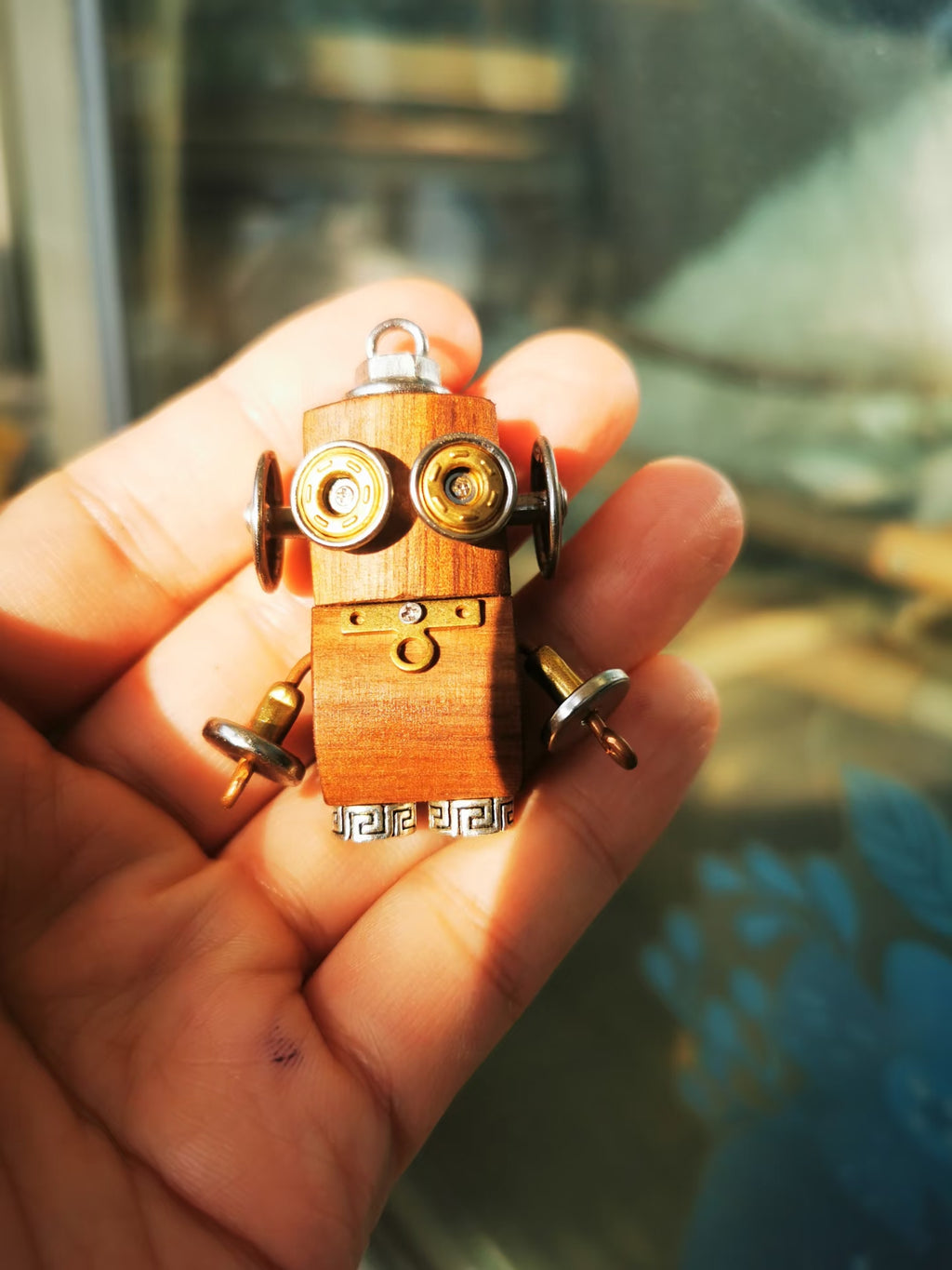 Rolo – Brass Disc Eyes & Ring Emblem Single-Sided Steampunk Robot Charm