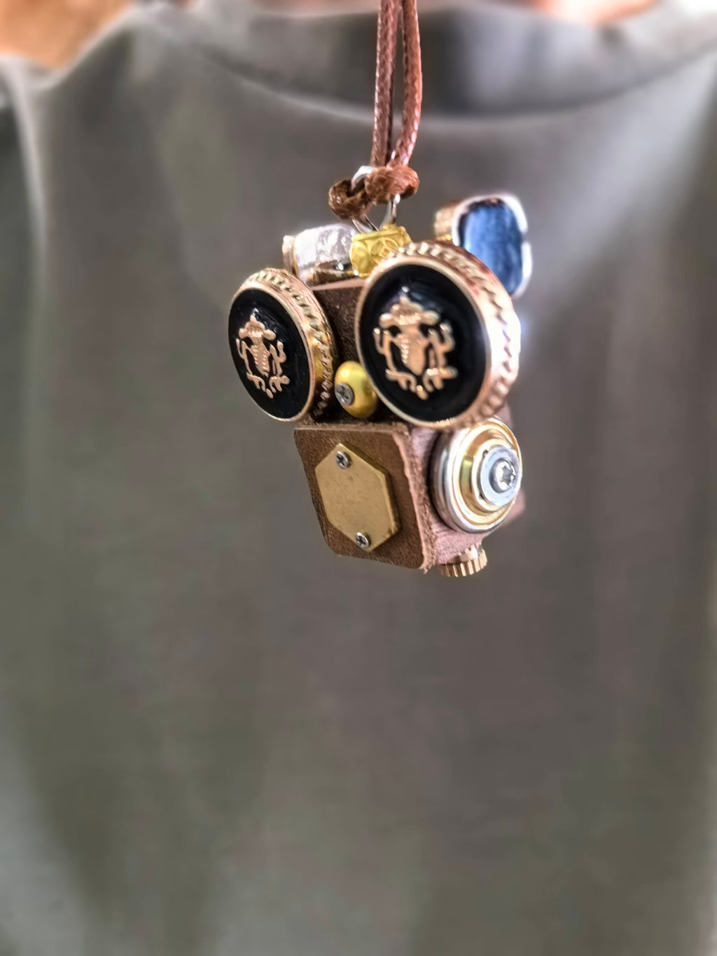Arlo – Heraldic Eyes & Hexagon Shield Single-Sided Steampunk Robot Charm