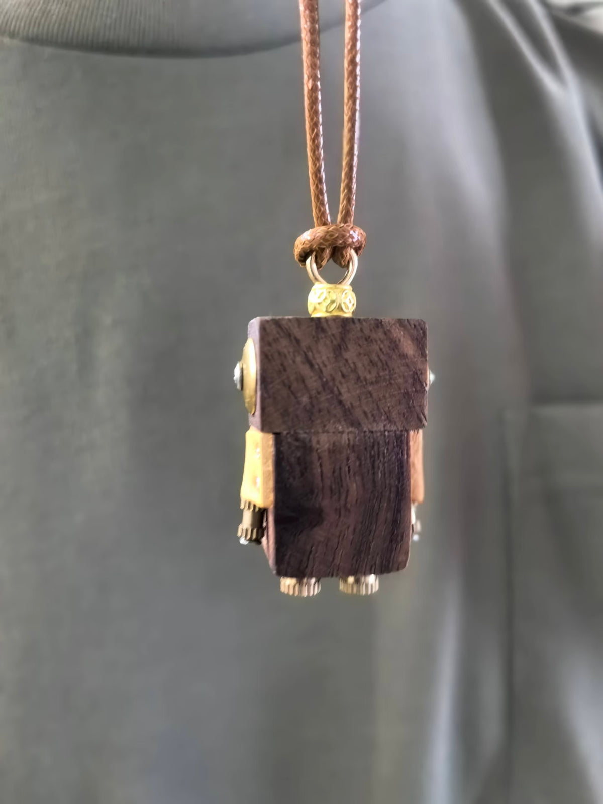 Gus – Socket Eyes & Sunburst Gear Single-Sided Steampunk Robot Charm