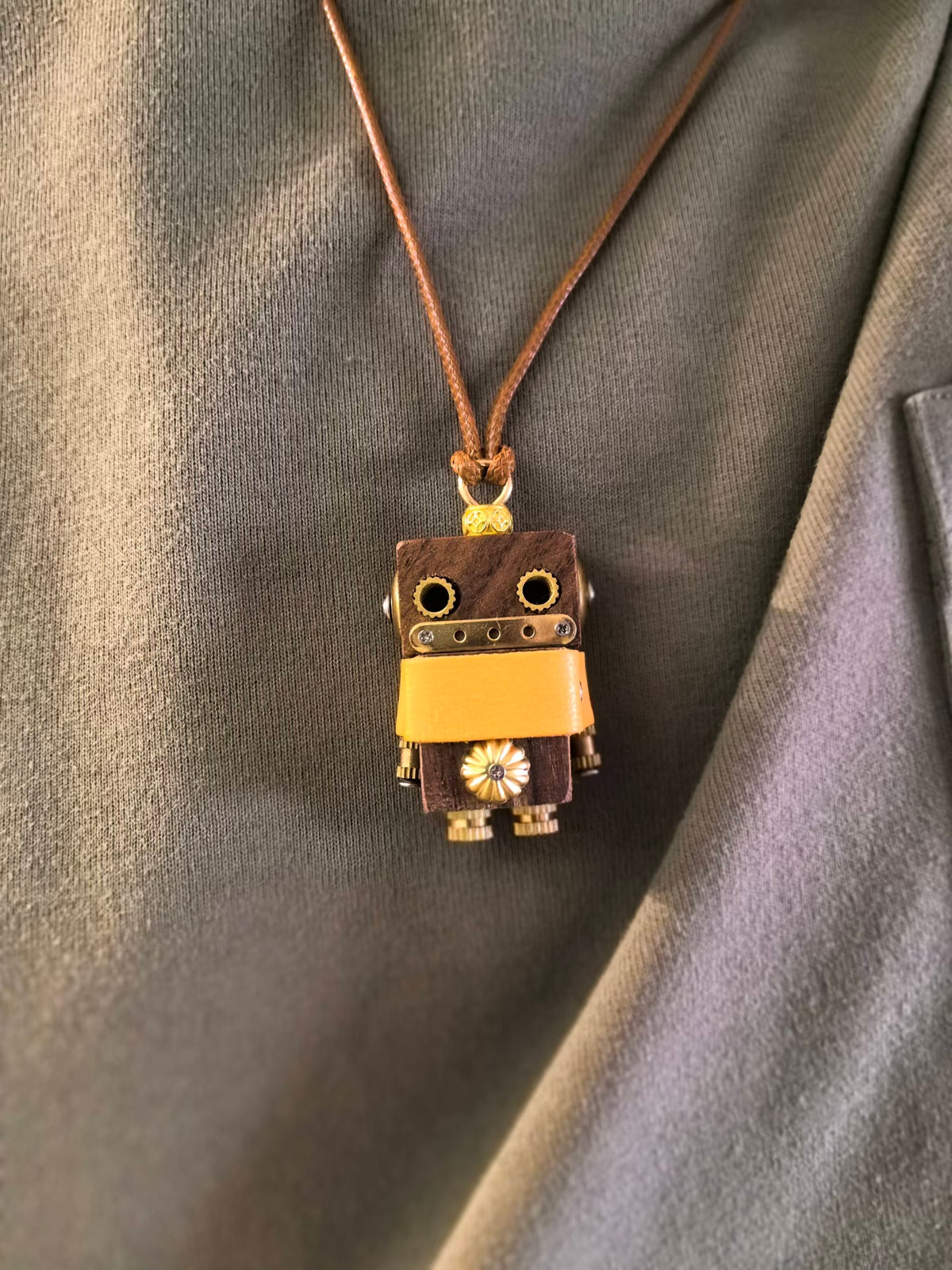 Gus – Socket Eyes & Sunburst Gear Single-Sided Steampunk Robot Charm
