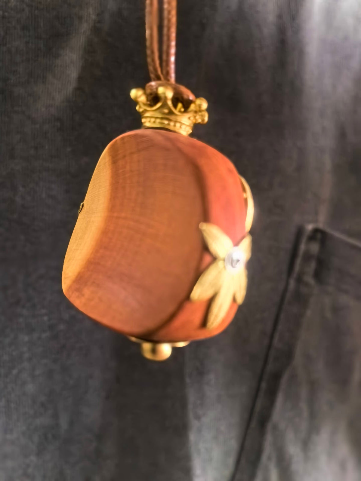 Rex – Crown Glasses & Golden Eyes Single-Sided Steampunk Robot Charm