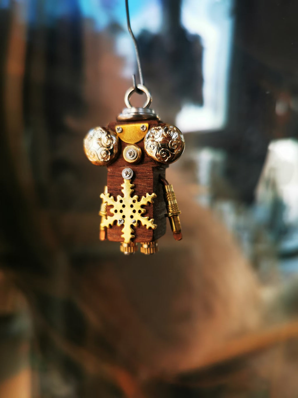 Frost – Scrollwork Eyes & Golden Snowflake Single-Sided Steampunk Robot Charm