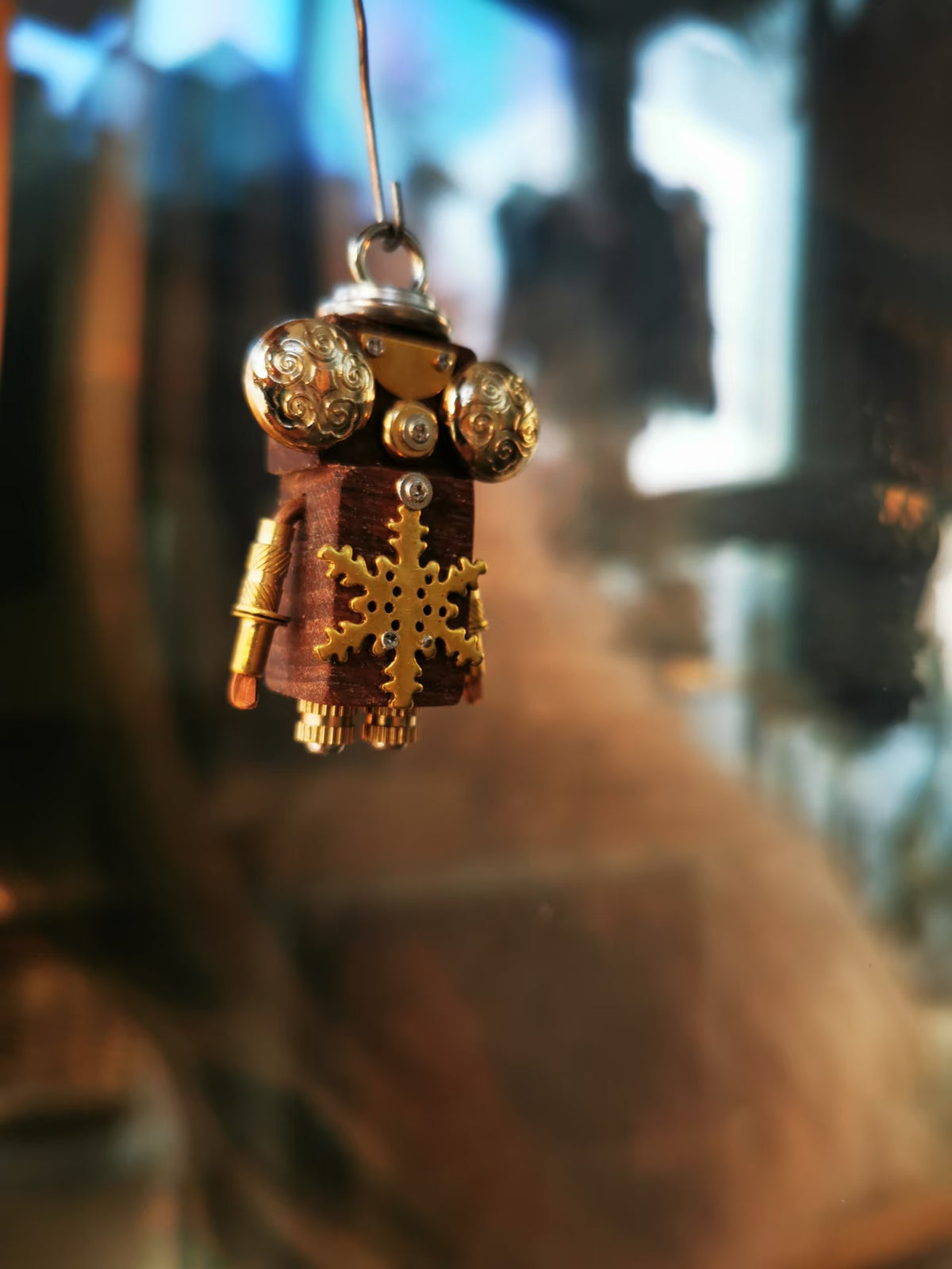 Frost – Scrollwork Eyes & Golden Snowflake Single-Sided Steampunk Robot Charm