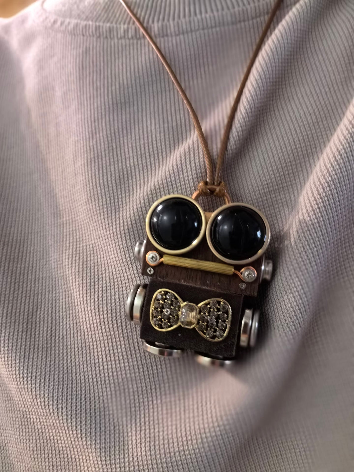 Theo – Midnight Eyes & Crystal Bow Tie Single-Sided Steampunk Robot Charm