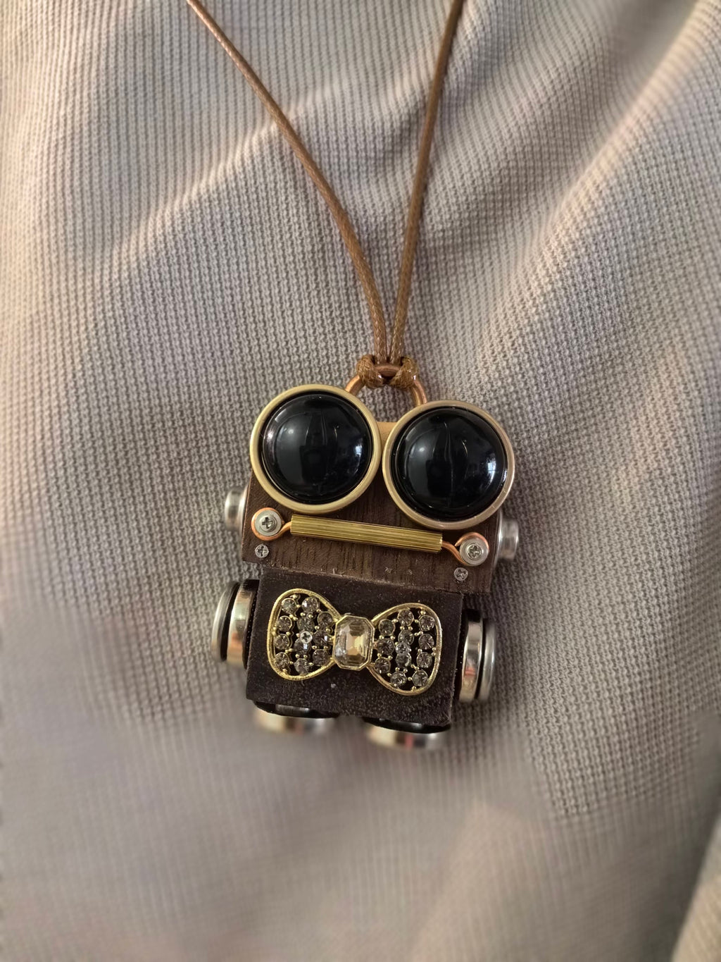 Theo – Midnight Eyes & Crystal Bow Tie Single-Sided Steampunk Robot Charm