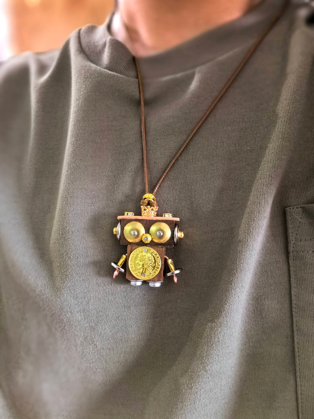 Niko – Golden Coin & Bright Eyes Single-Sided Steampunk Robot Charm