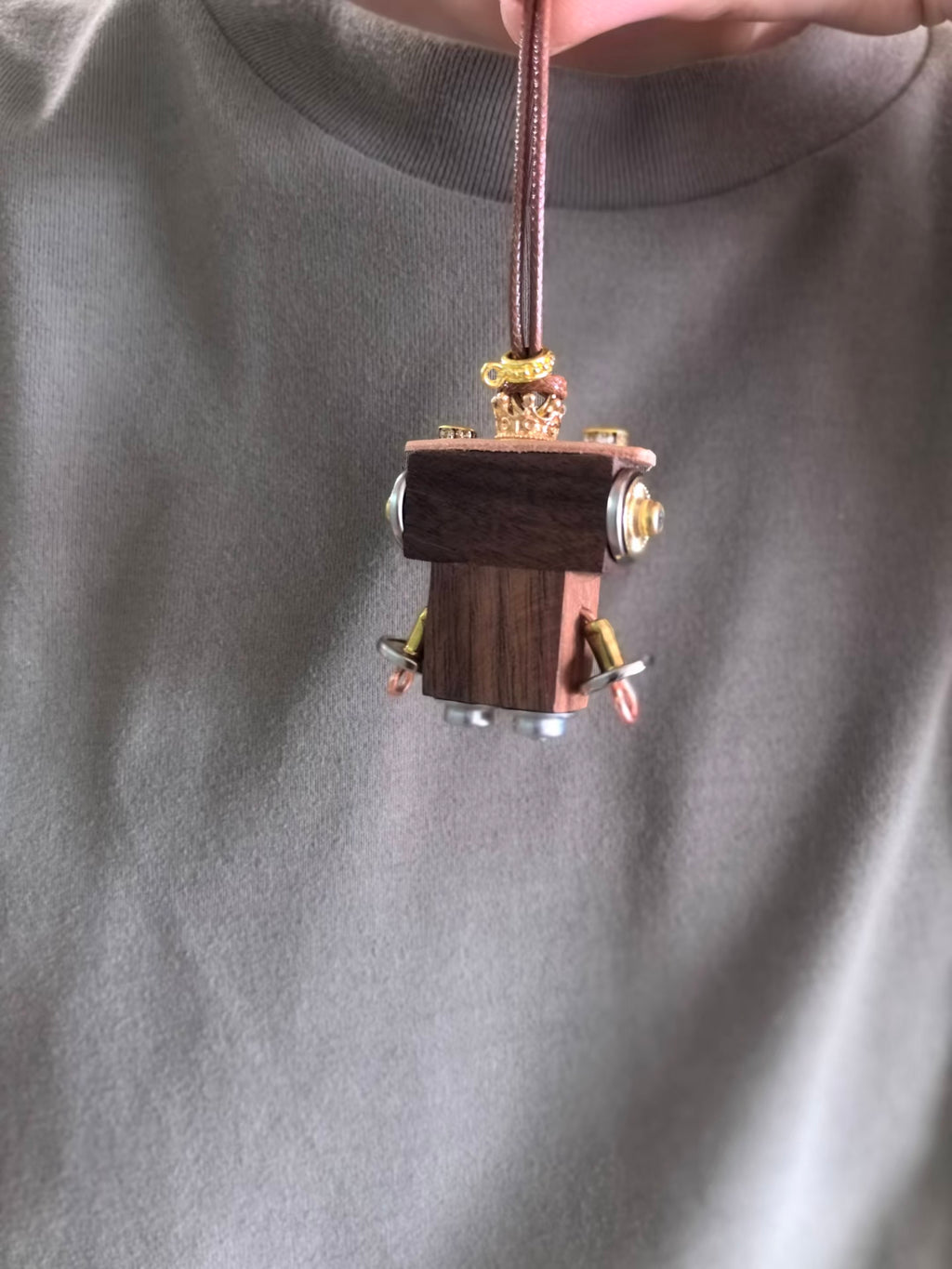 Niko – Golden Coin & Bright Eyes Single-Sided Steampunk Robot Charm