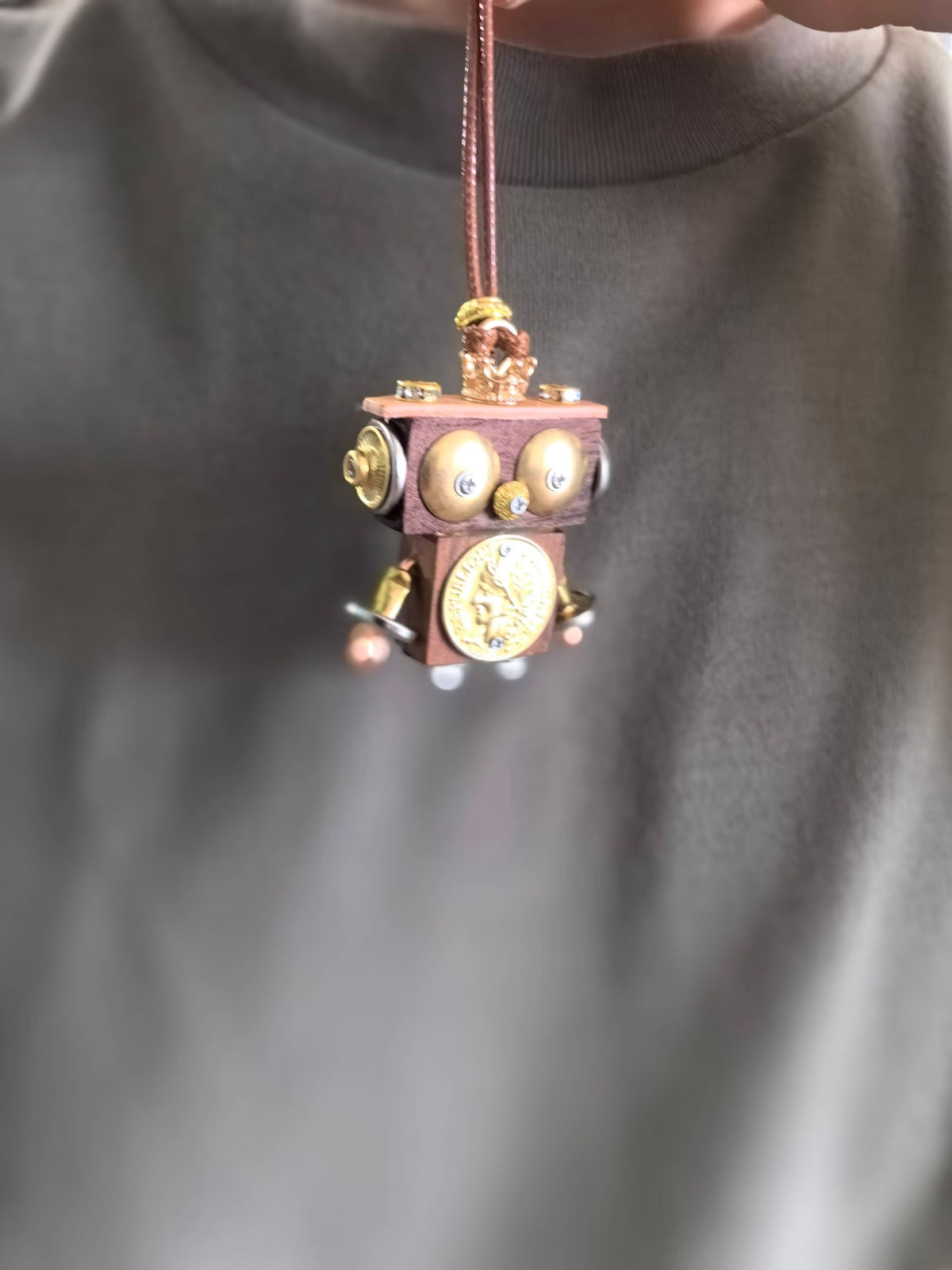 Niko – Golden Coin & Bright Eyes Single-Sided Steampunk Robot Charm