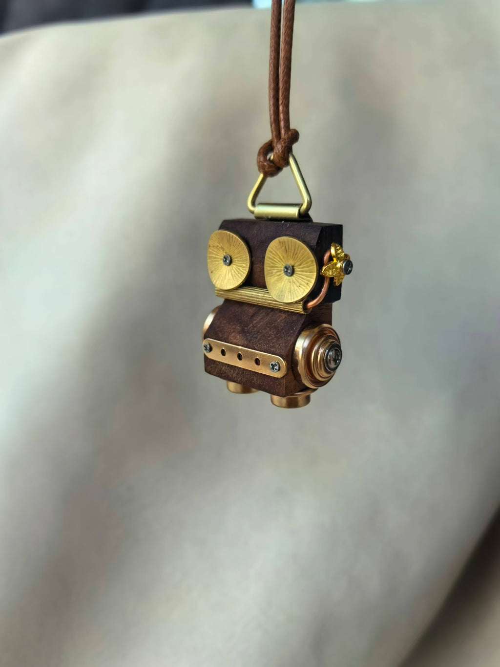 Arlo – Golden Disc Eyes & Triple Port Single-Sided Robot Charm